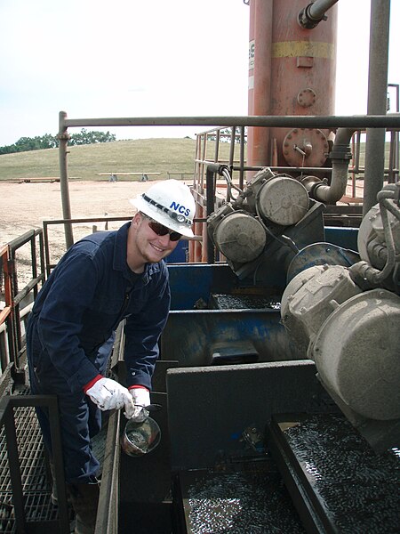 File:Mudloggers collecting samples out of the shakers.JPG