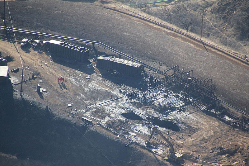 File:Aliso Canyon leak well pad 2 CREDIT- Earthworks (23807396891).jpg