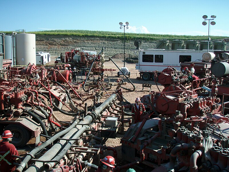 File:Fracking operation.JPG